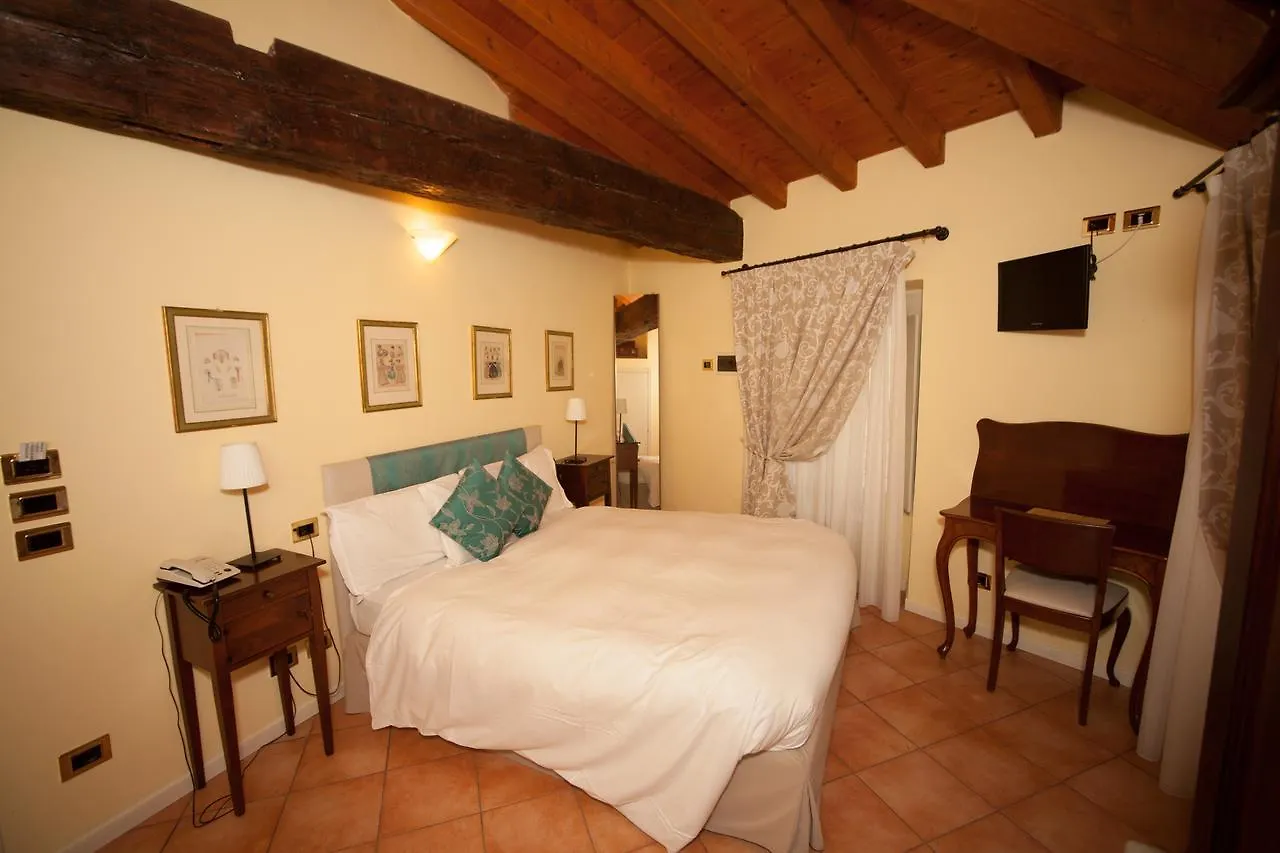 ברשה Albergo Orologio מלון